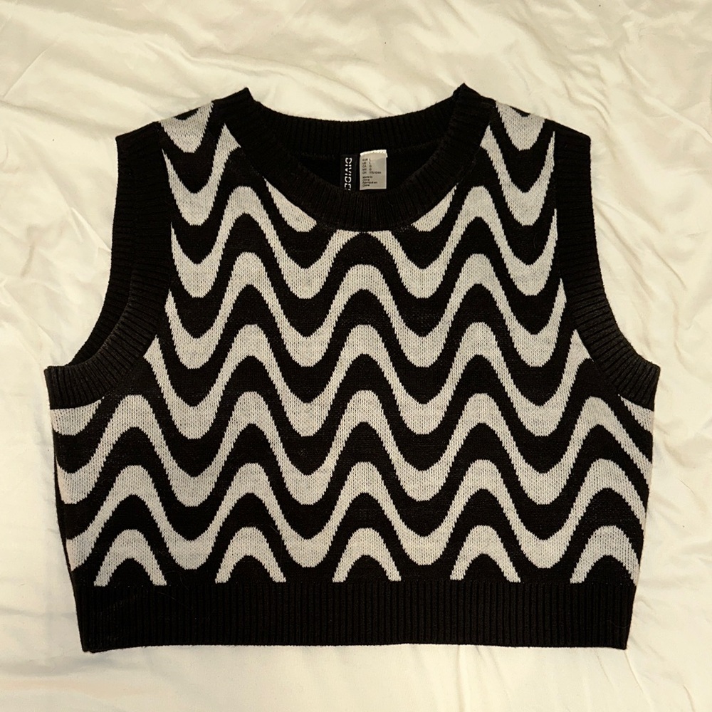 Monochrome Wave Pattern Crop Top